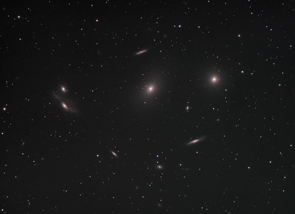 Скопление галактик в Деве, включающее M84 и M86